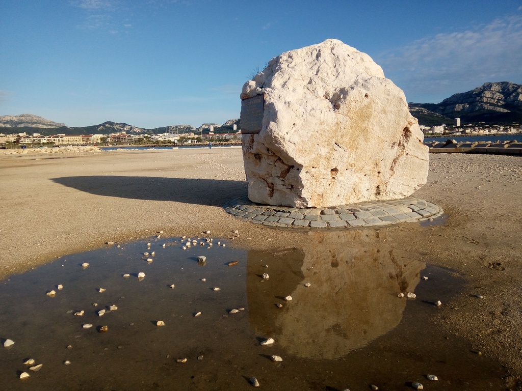 Rocher blanc, plages du Prado et les quartiers sud de Marseille derrière.