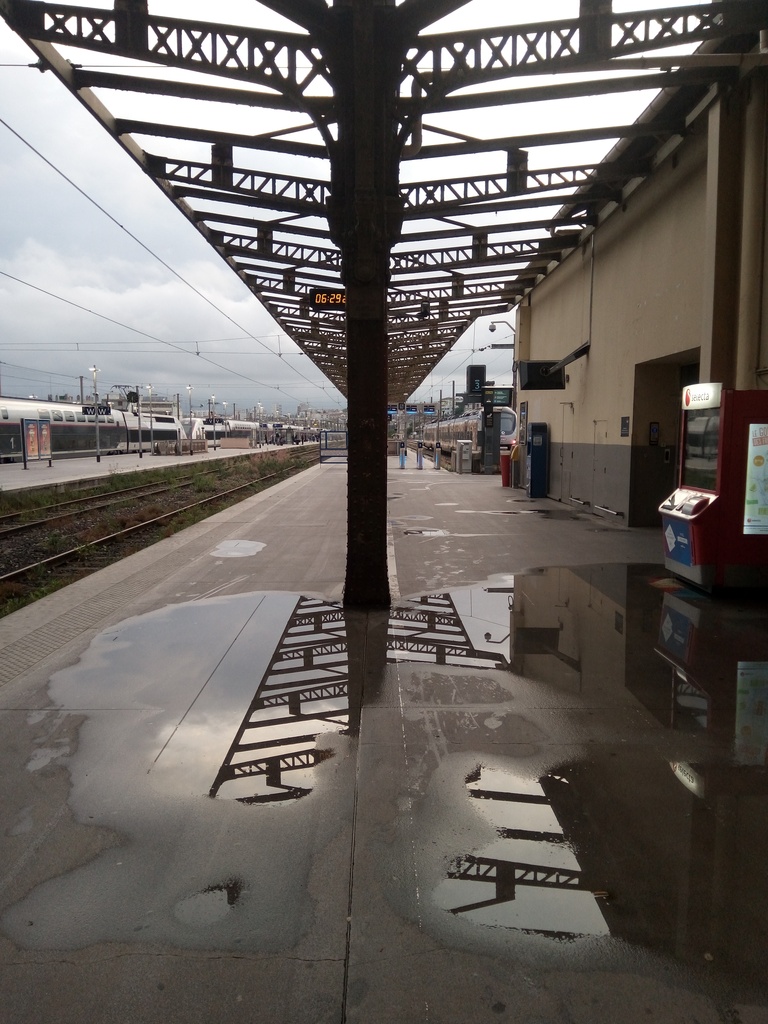 Il est 6h29 :
Quai surplombée d'une charpente sans toiture...