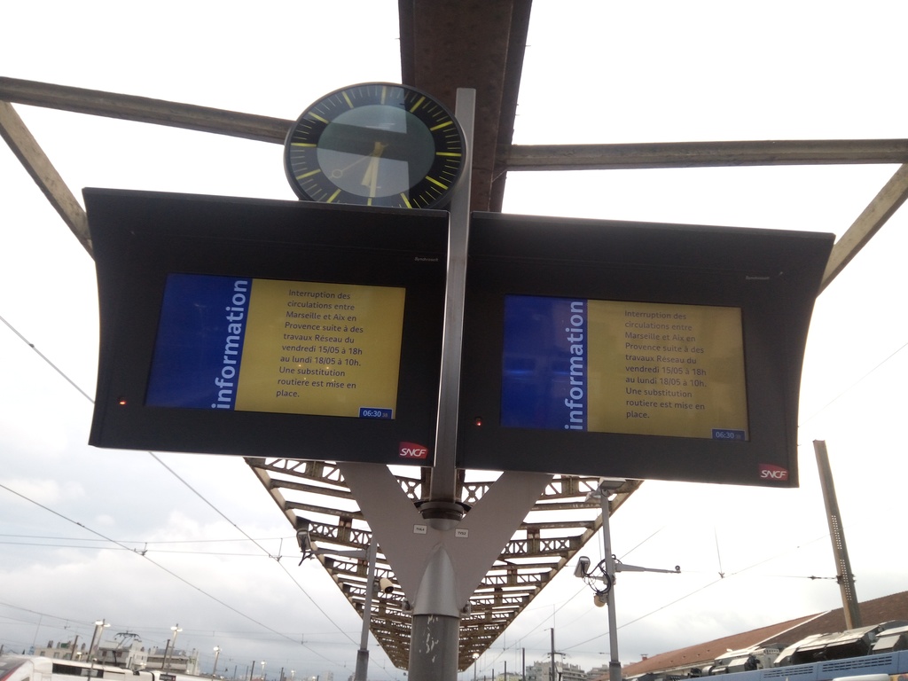 Panneau d'information (en gare) signalant des interruptions à venir...