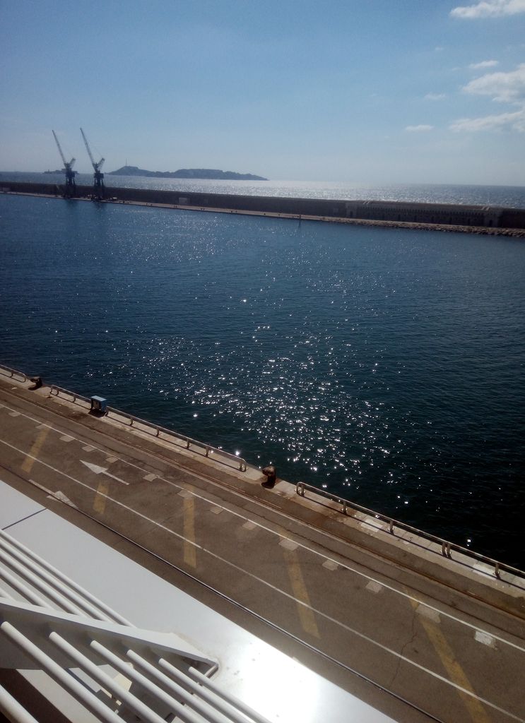 Une belle étendue d'eau luisant au soleil.