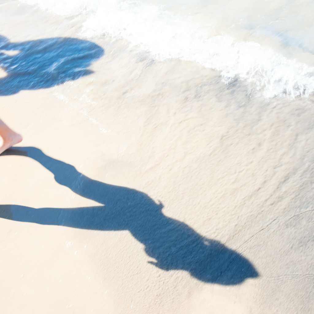 Ombre d'une femme sur la plage