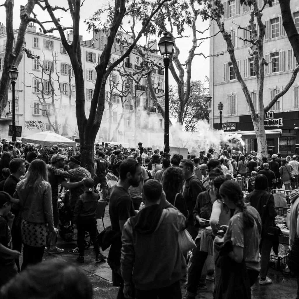 Foule réunie pour la sardinade des feignants (2019)