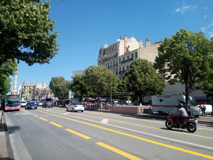 La piste cyclable temporaire du Prado très utilisée par tout type de véhicules
(et du coup, par sécurité, inusitée par les cyclistes : c'est une question de bon sens évident)