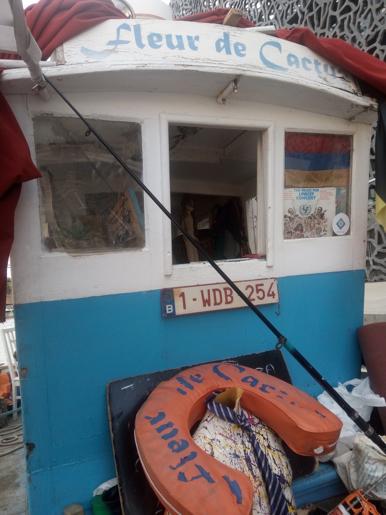 Cabine du bateau "Fleur de Cactus" amarré devant le MUCEM.