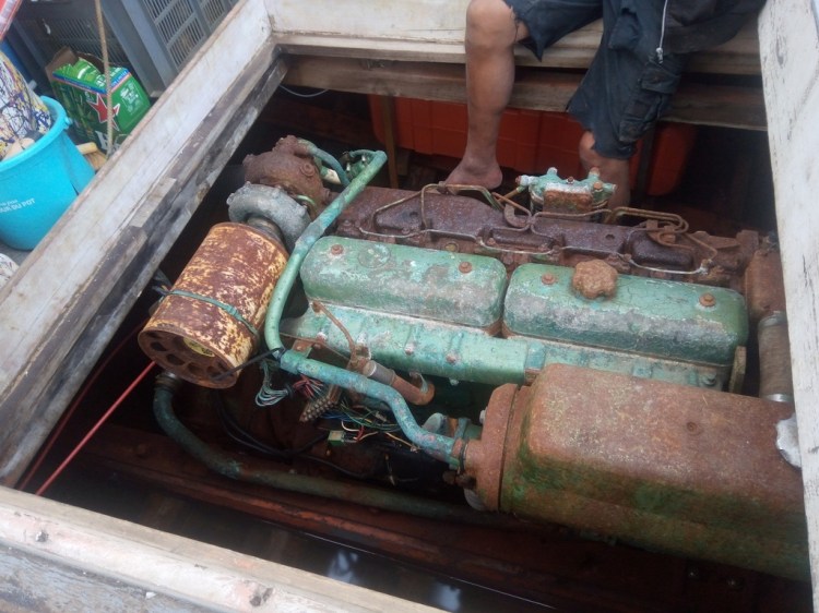 Le moteur du bateau (et les pieds du chef de bord)