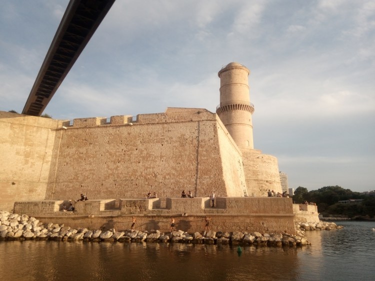 La rive opposée (vue depuis le quai à proximité du bateau)