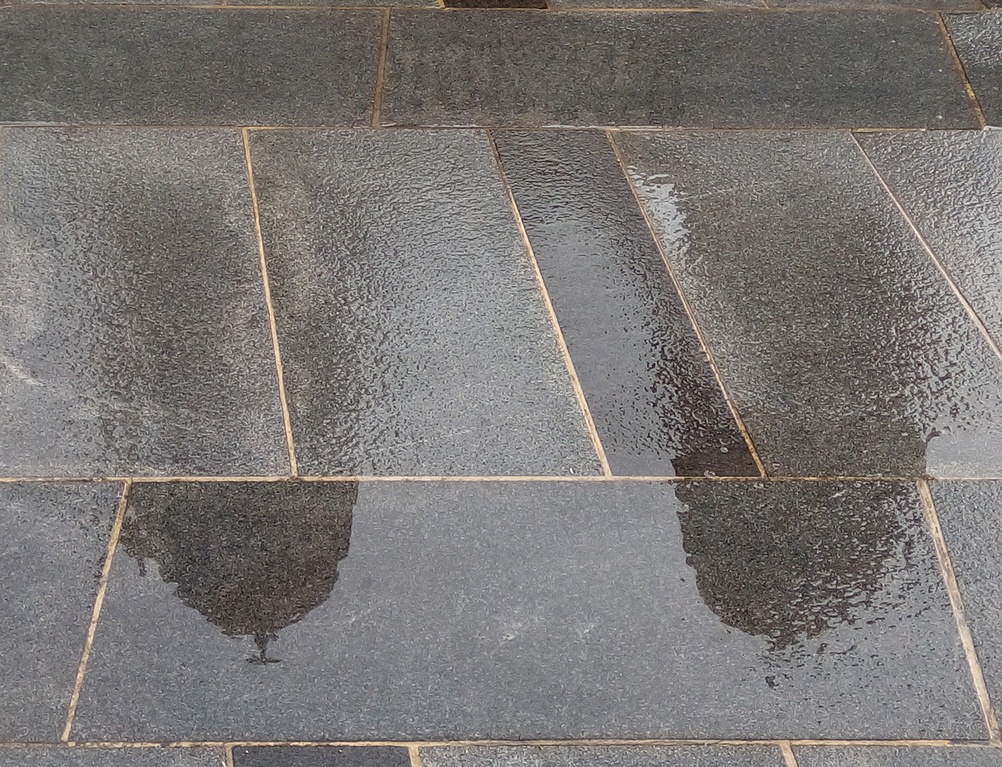 Un étonnant reflet sur un dallage mouillé...